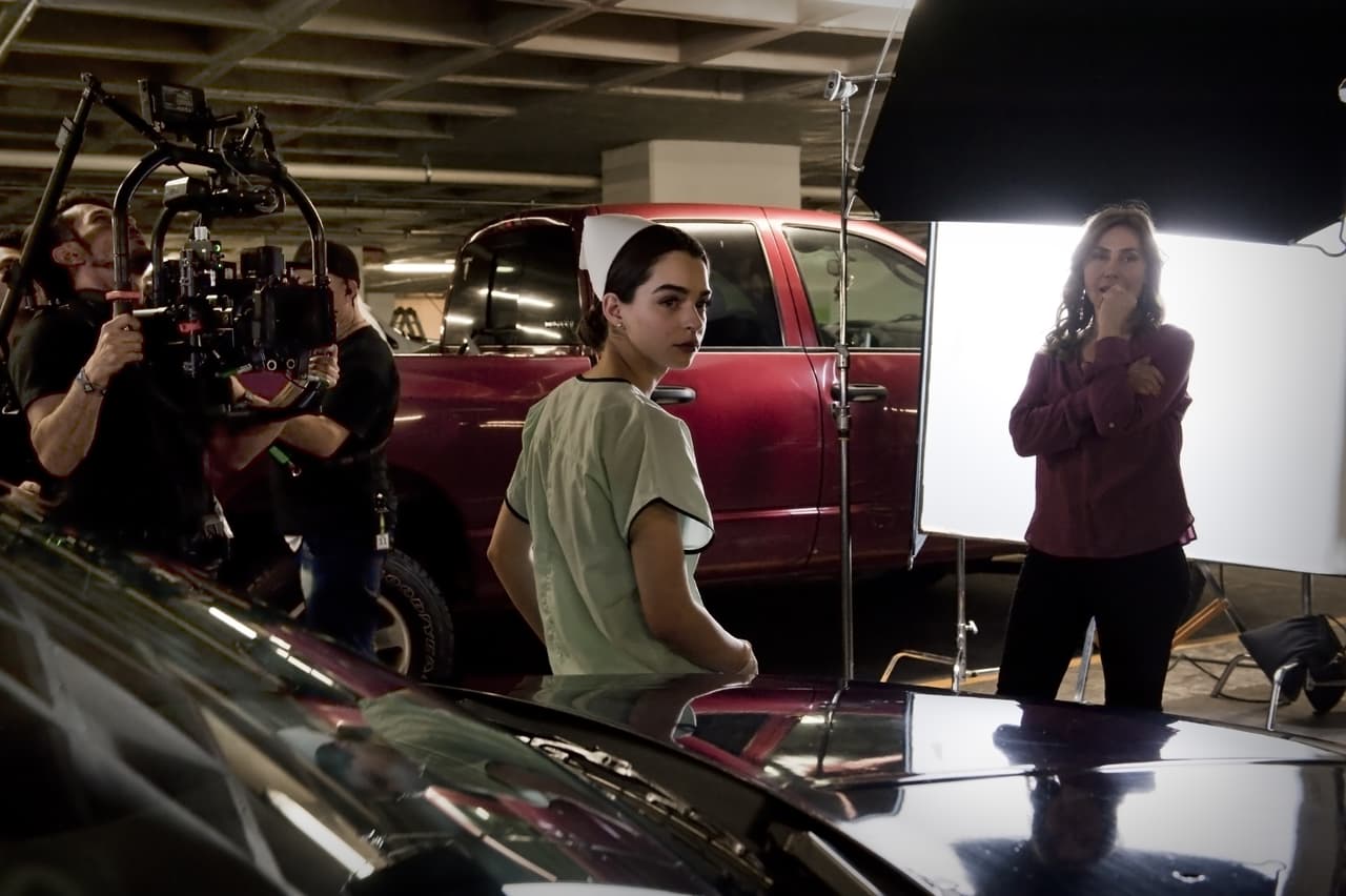 Sandra lista para grabar las escenas de acción, ¿electrocutará a sus enemigos?