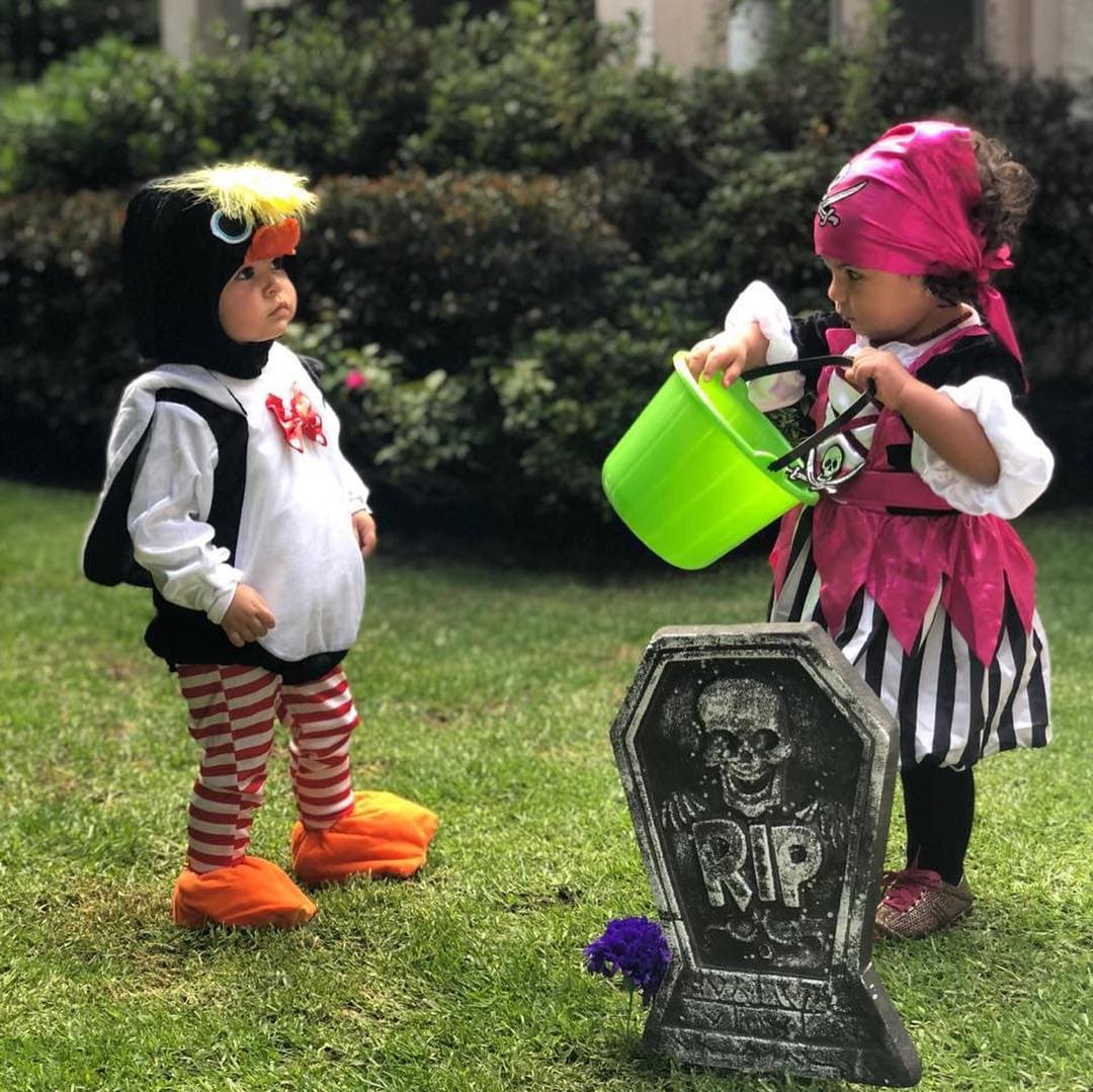 Toda una traviesa que tiene enamorados a sus padres, Nazareno y Laura.