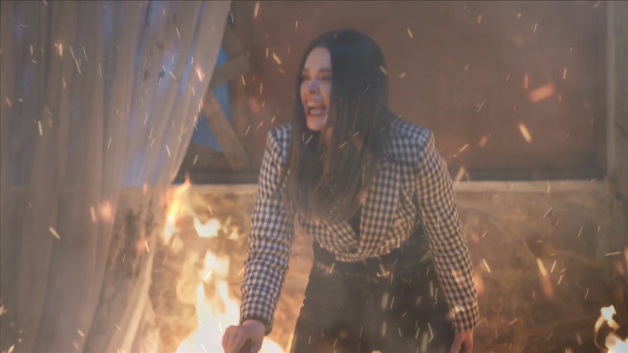 'Soraya', quien queda atrapada entre el fuego, suplica ayuda sin éxito y es consumida por su propia trampa.