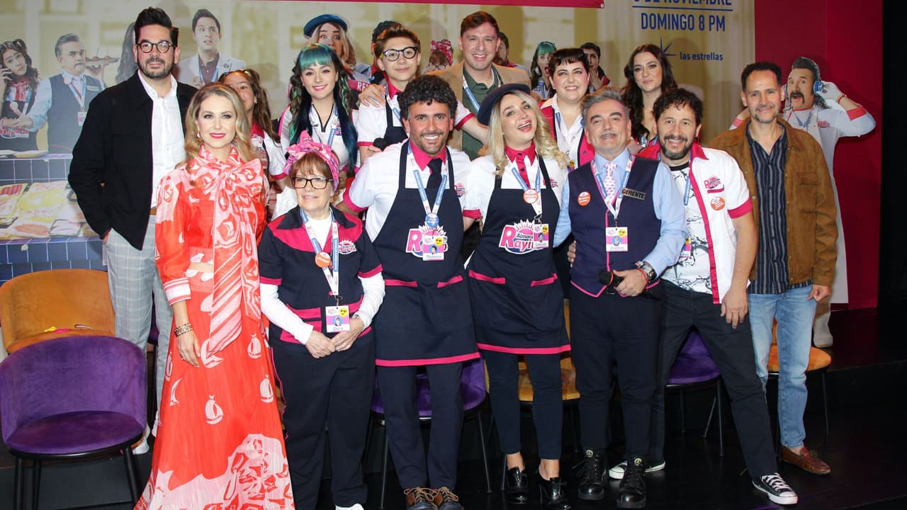 Pierre Angelo junto al elenco de la serie '¿Tú crees?'