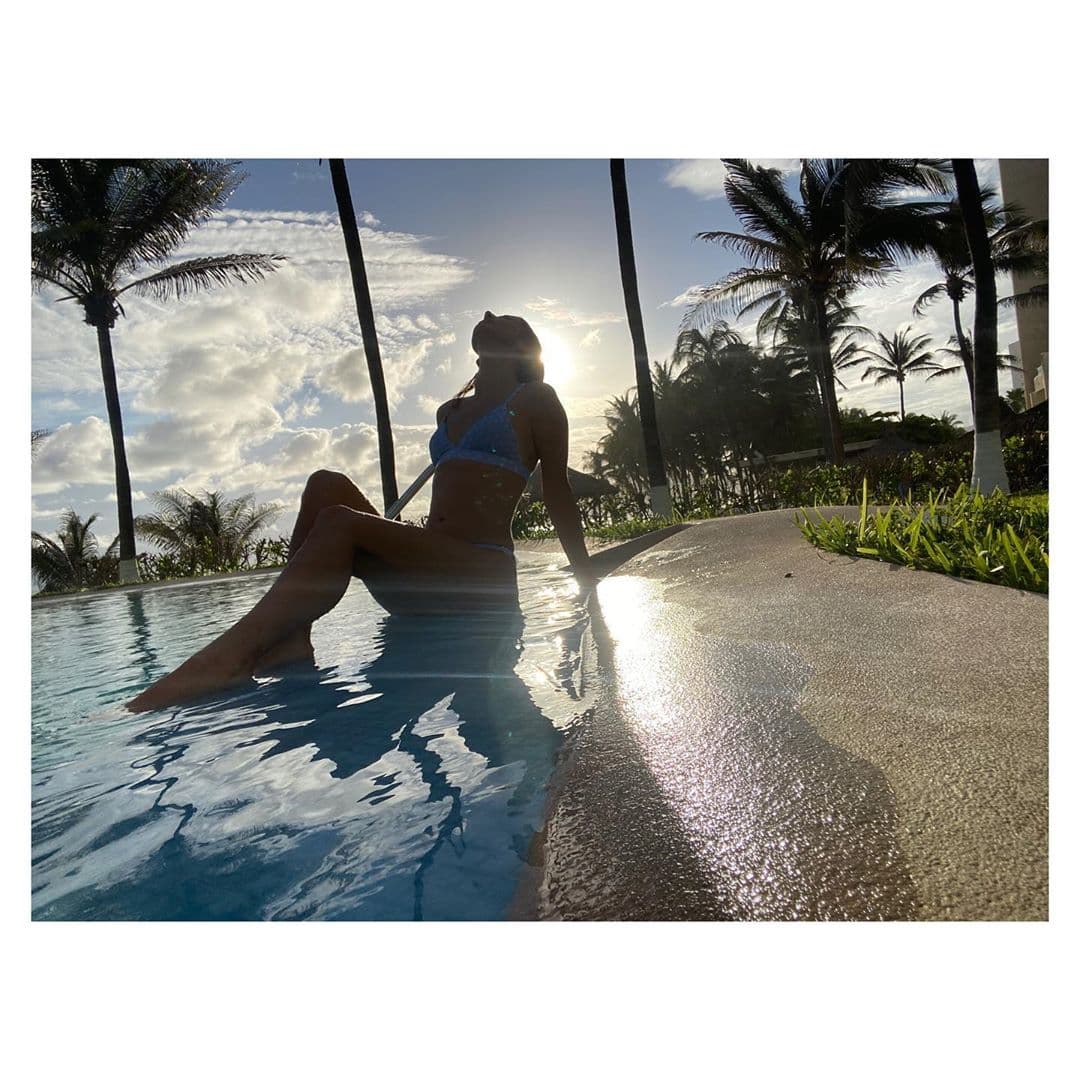 La encargada de mostrar cada una de ellas fue la protagonista de ‘Quererlo Todo’, quien a través de su perfil oficial de Instagram compartió bellos paisajes mientras disfrutada del sol en la alberca.