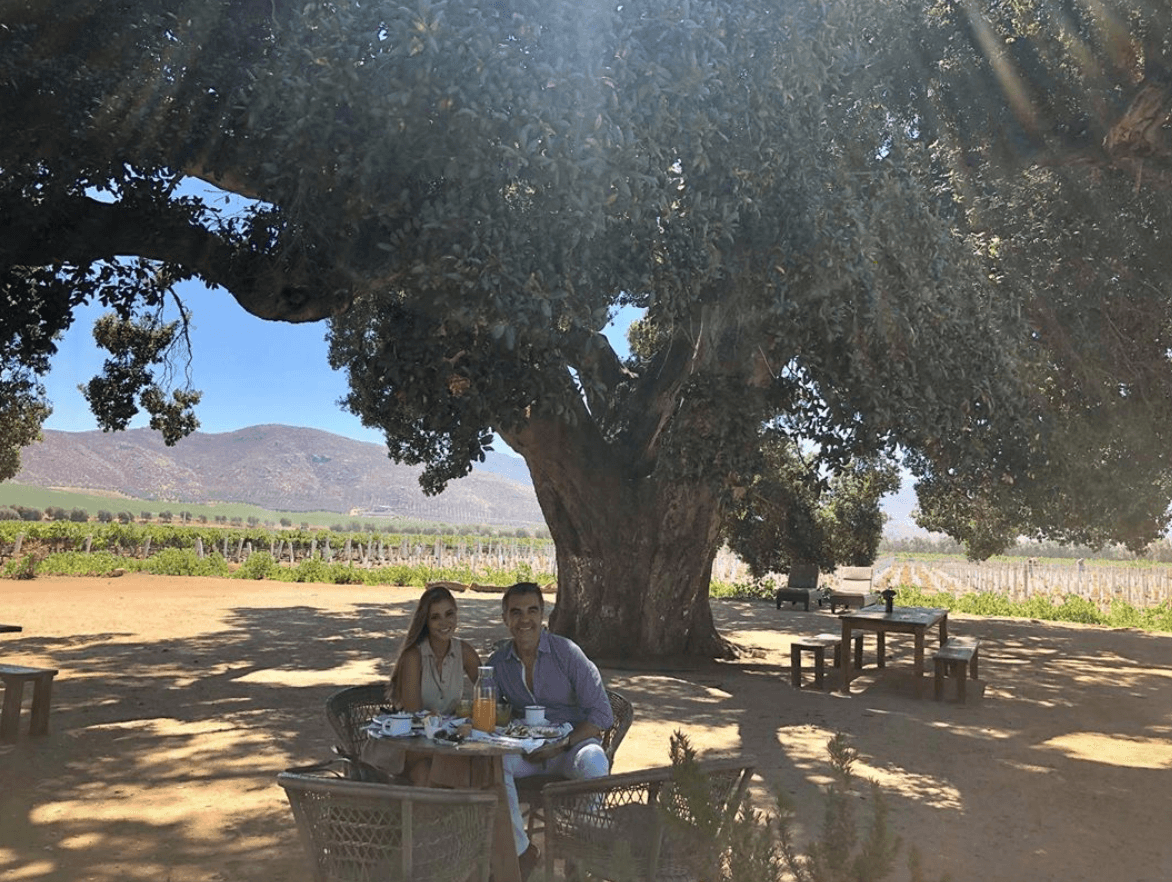 La diferencia de edad no ha sido impedimento para que este par goce al máximo de su amorío, poniendo de ejemplo que para eso, no importa. Ella está por cumplir 29 años el próximo 13 de junio y él llegará a los 48 este año.