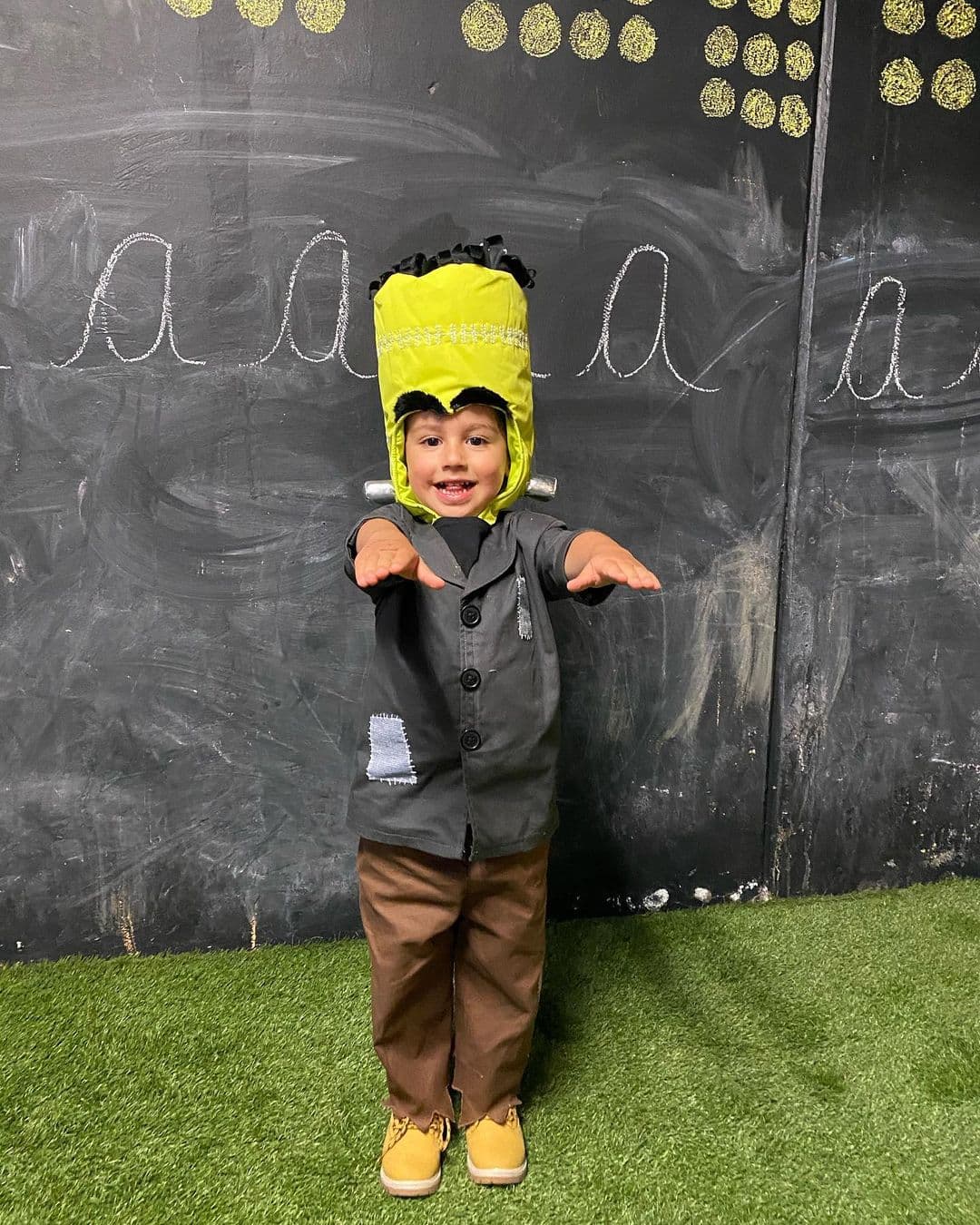Para la celebración que organizó la clase de inglés de Patricio, su mamá, Tania Rincón, lo disfrazó de 'Frankenstein' (adorable).