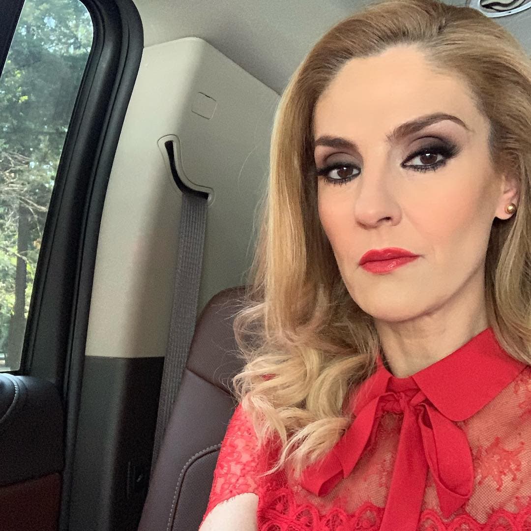 “Somos amigas desde hace mil años y ahí es donde demuestras la verdadera amistad cuando vienen momentos malos y complicados. Si no podemos estar juntas, nos hablamos por teléfono, me manda videos de sus hijas y yo también le mando videos de mi hija”, contó Chantal en enero de este año.
<br>