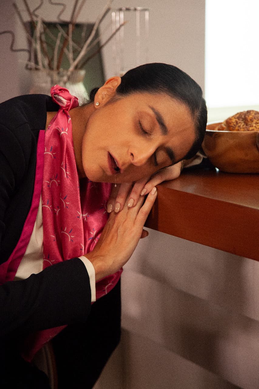 Bárbara Torres actuando como que se queda dormida...