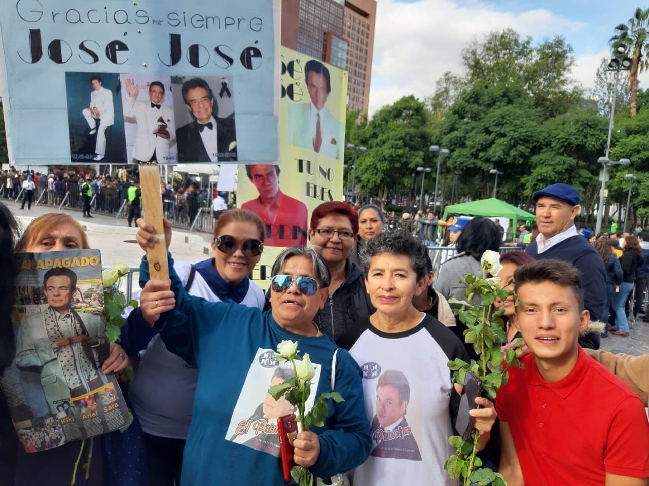“Sí se pudo” y “José José es de México” fueron algunas de las frases que la gente comenzó a gritar en cuanto las puertas del Palacio de las Bellas Artes se abrieron al público.