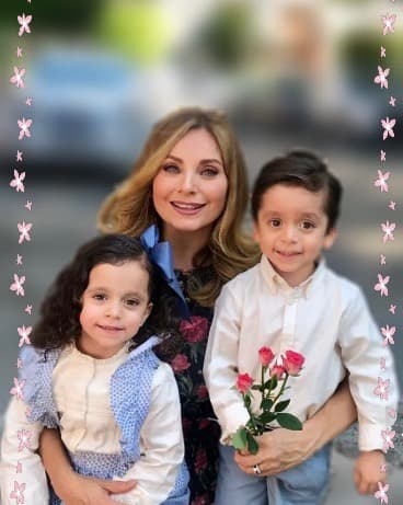 Aunque la pareja siempre comparte fotografías familiares, es Elizabeth Álvarez quien más detalles da de sus hijos e incluso procura compartir imágenes que muestran cómo han crecido desde que nacieron.