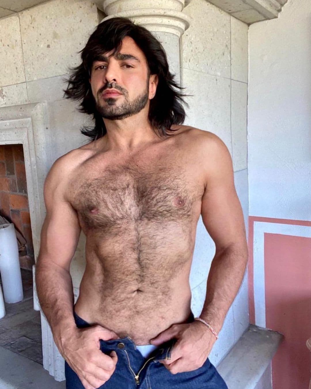 Ariel Miramontes, actor que da vida al famoso personaje, reveló a una revista que durante la cuarentena subió varios kilos, que ya no lo hacían sentir cómodo con su cuerpo, por lo que decidió cambiar su imagen y comenzar un tratamiento para bajar de peso y verse lo mejor posible.