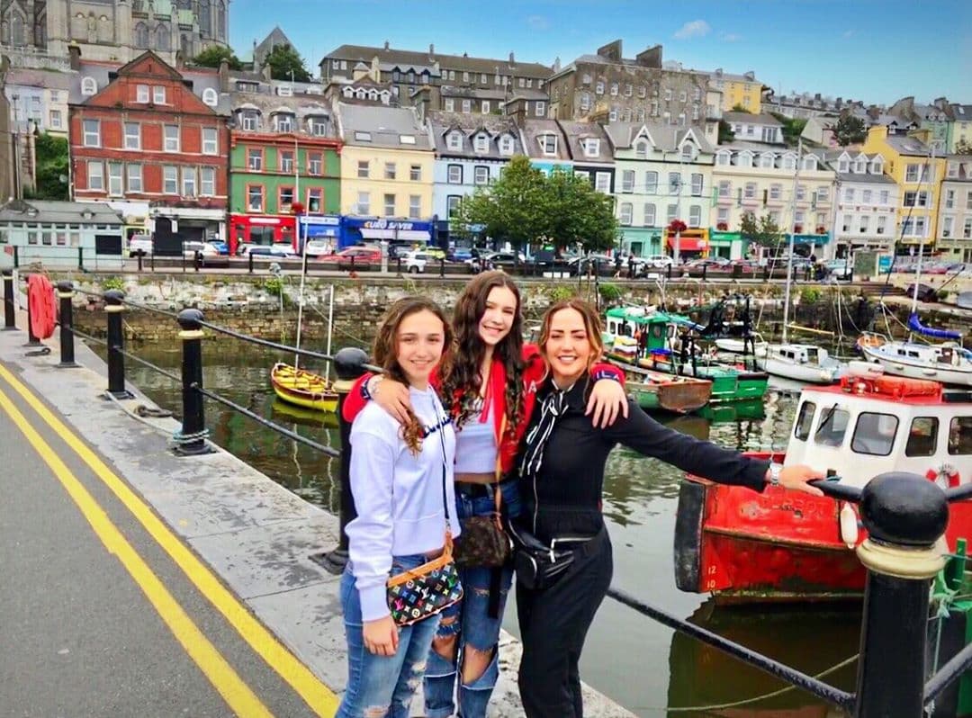 Andrea Legarreta recuerda las vacaciones con sus hijas con cómica foto junto a la Reina de Inglaterra