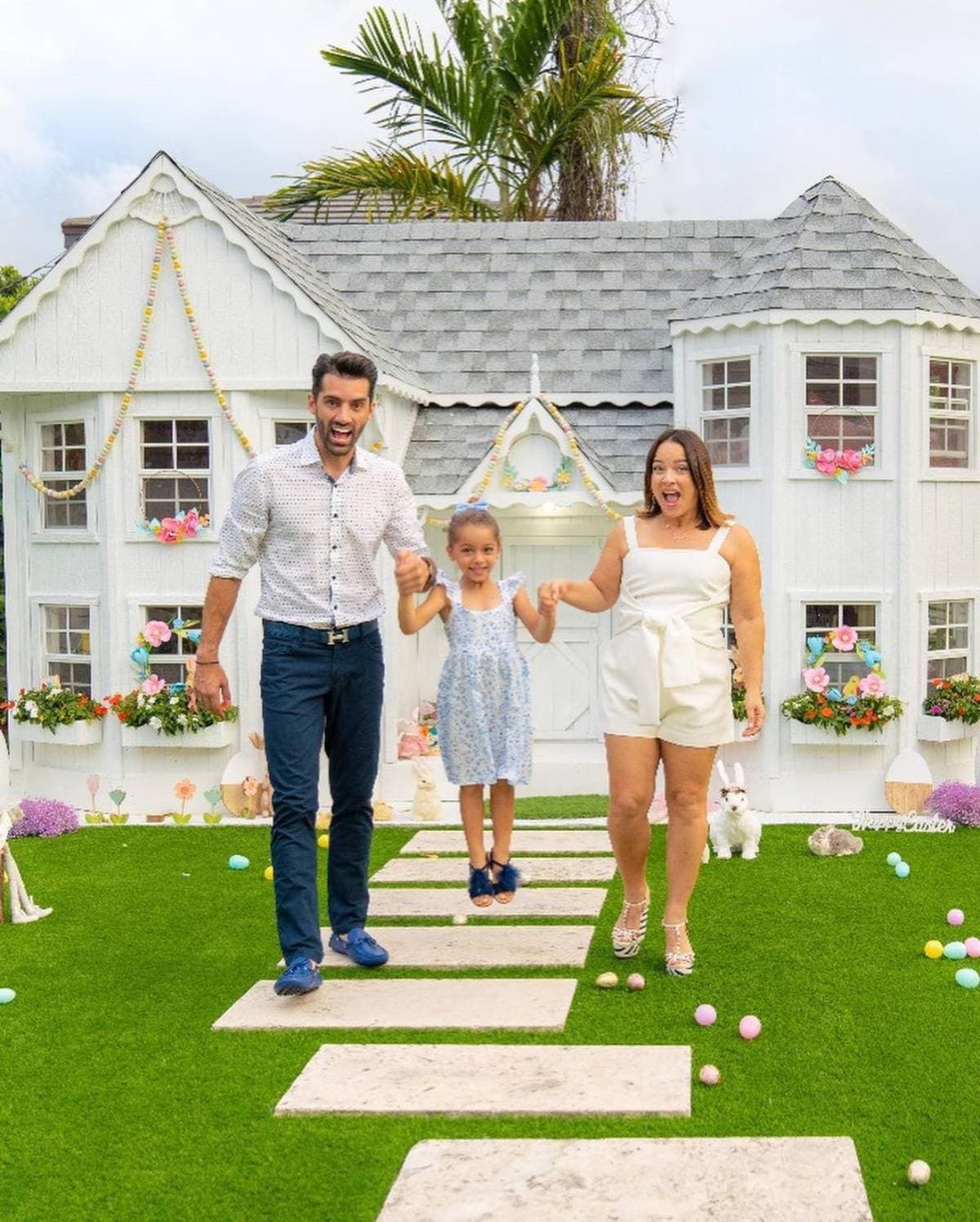 Alaïa, hija de Adamari López, recibió hace un par de años una espectacular casa de juegos de tamaño real, gracias a la cual se ha hecho tendencia en repetidas ocasiones; ya que además de contar con aire acondicionado y luz, tiene una elegante sala y es de dos pisos.