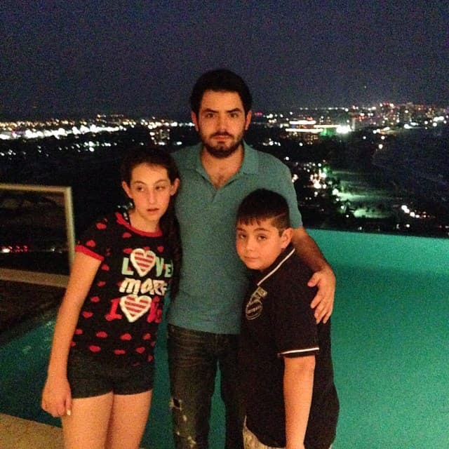 En 2004 nacen Anuar y Victoria, quienes son once años menores que su hermano mayor José Eduardo Derbez y con los cuales el joven actor es muy cercano.