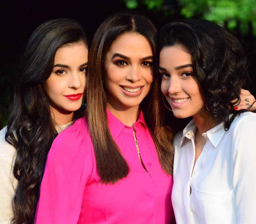Hijas de Biby Gaytán imitan los looks que la actriz usó en los 90 e impactan con su parecido