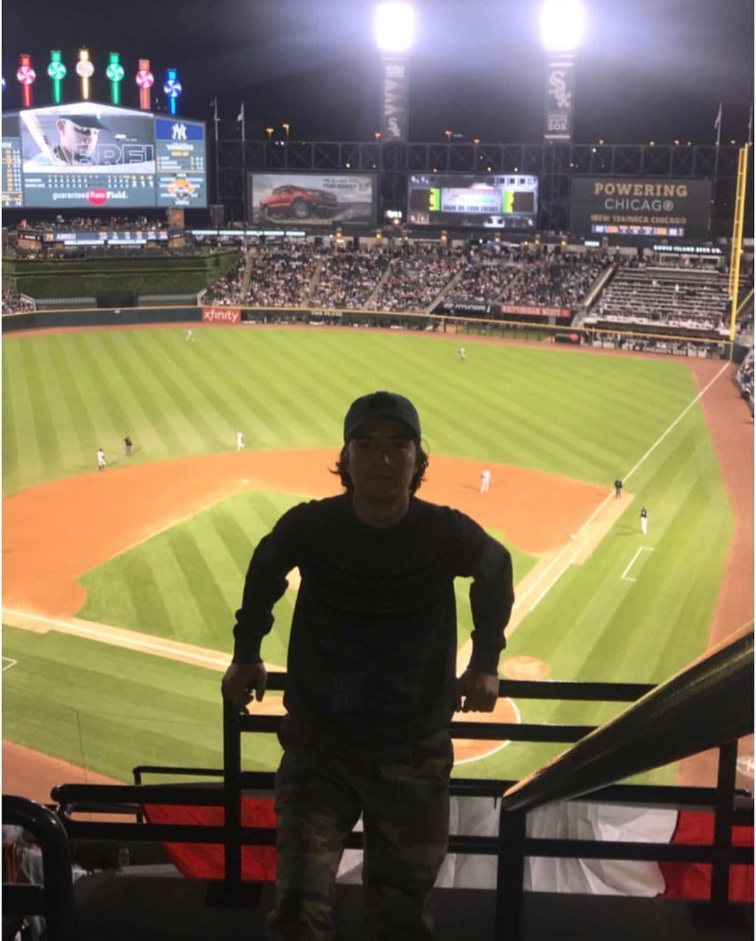 El joven actor, quien comenzó su carrera a los siete años, también muestra que una de sus pasiones son los viajes, posando desde la playa y varias ciudades de Estados Unidos.