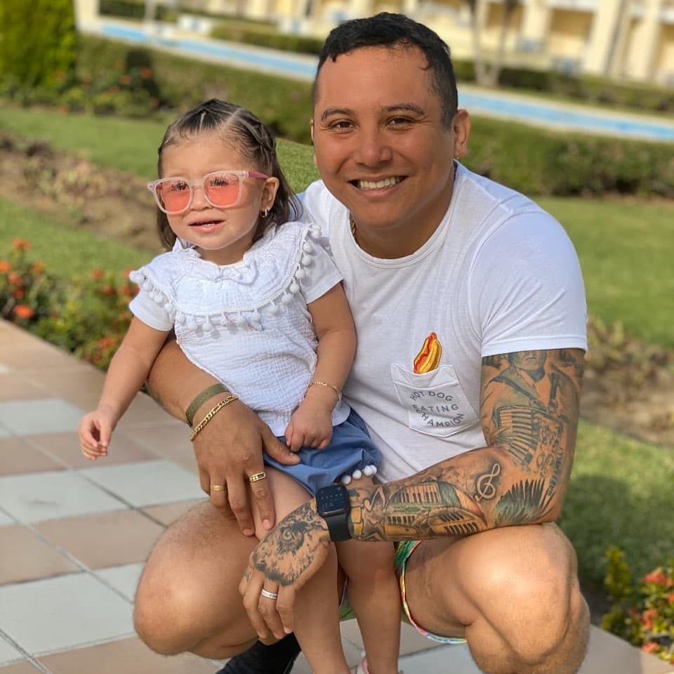 Edwin Luna muestra el susto que le dio a su hija Gianna el día de su bautizo