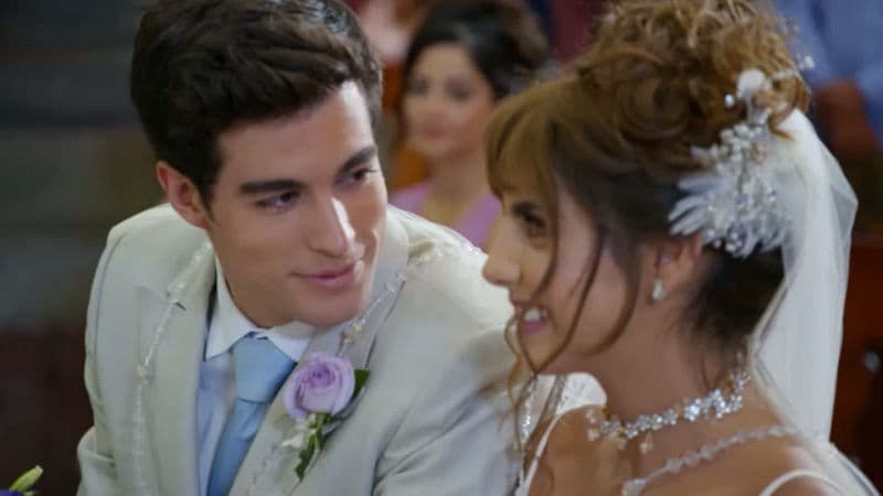 Después de una historia llena de aventuras, ‘Juana Victoria’ (Michelle Renaud) llegó al altar con ‘Sebastián’ (Danilo Carrera) en 'Hijas de la Luna'.