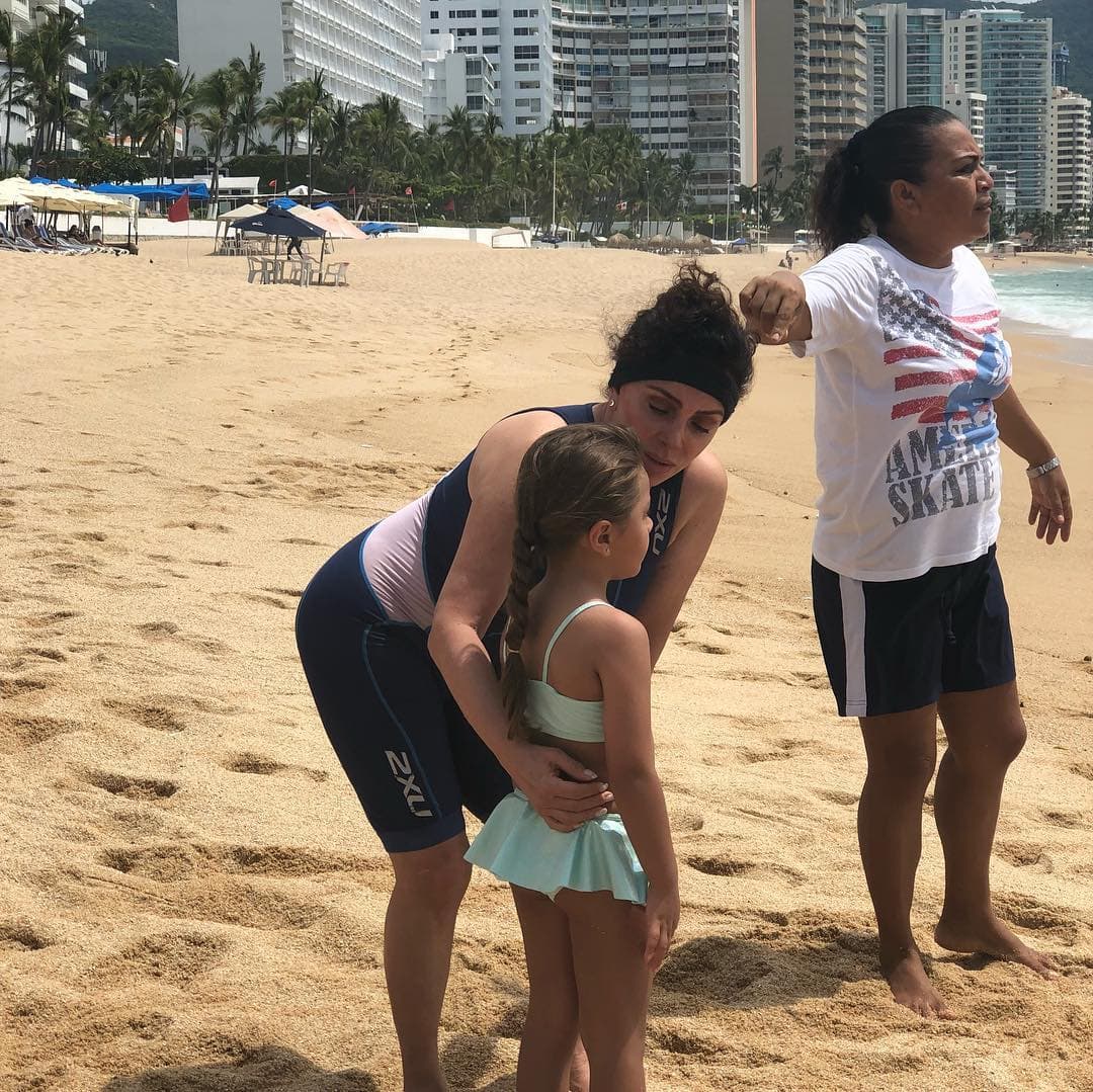 “A la familia Castro también le cambió la vida (…) llegó este bebé con esa energía tan impresionante a cambiarles sus actividades. Tuvimos la oportunidad de que Verónica y su mamá vivieran con nosotras cuando Rafaela comenzaba a caminar. Eso para ellas fue bonito”, precisó la colombiana.