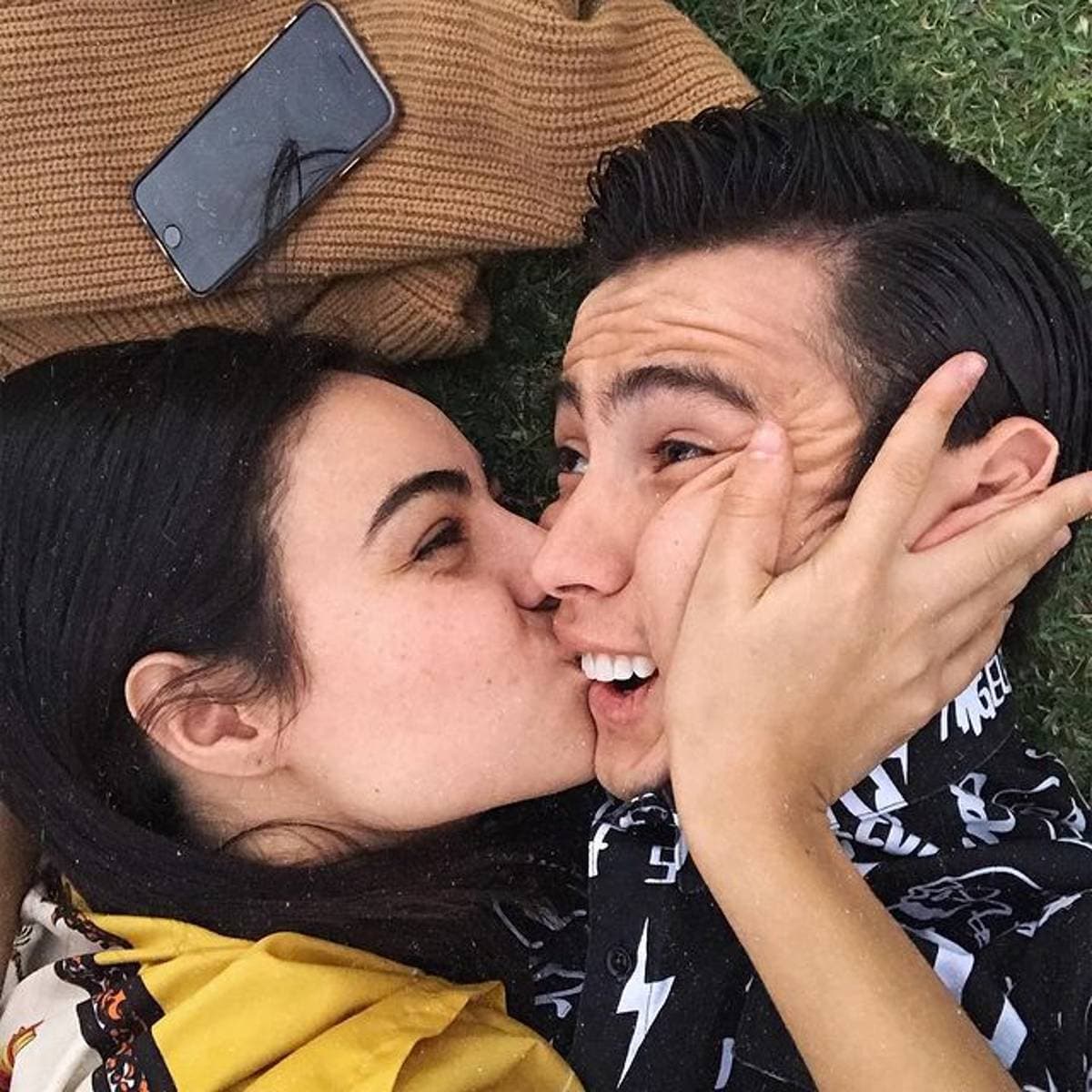 Pero fue a principios de este 2021 que Valentina Buzzurro y Luis Curiel tuvieron la oportunidad de estelarizar juntos ‘Vencer el Pasado’, donde ambos dan vida a ‘Gemma’ y a ‘Rodrigo’.