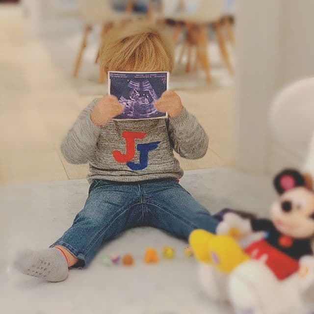 En una fotografía de Instagram, publicada en la cuenta oficial de Anahí, la ex Rebelde compartió la imagen de ella con un corazón en su pequeño vientre abultado mientras su hijo Manuel, de espaldas, abre los brazos. La foto fue titulada: “Mis bebés”.