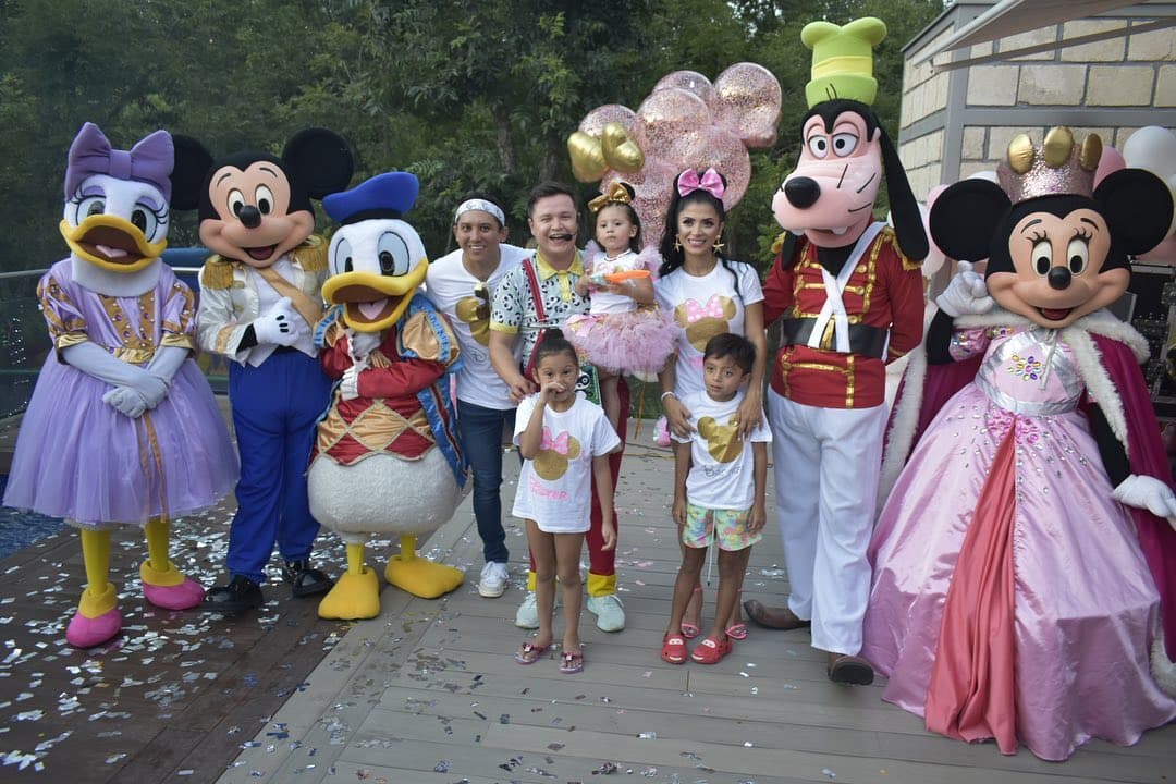 Uno de los momentos más especiales para la pequeña fue el show de botargas de Mickey Mouse y sus amigos, durante el cual no solo interactuó con los personajes también se animó a bailar junto a su media hermana Dasha.