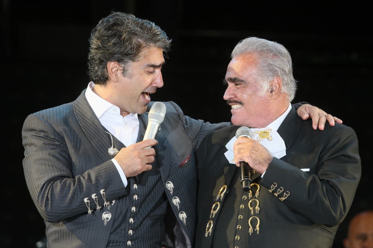 Vicente Fernández tenía dos deseos para su funeral y Alejandro Fernández conmueve al cumplirlos