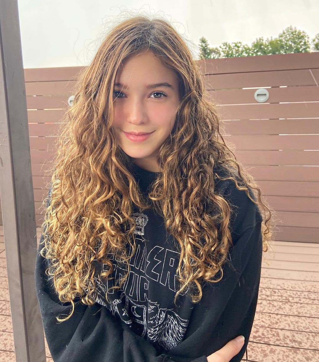 Con tan solo 15 años de edad, la joven se ha convertido en toda una celebridad en redes sociales, pues además de postear increíbles fotografías, en varias ocasiones ha impactado con su talento vocal a su más de medio millón de seguidores.