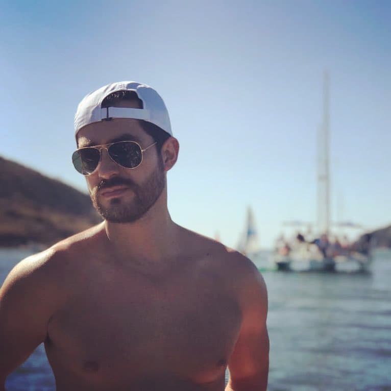 Le gusta mucho leer, correr, cantar y viajar. Uno de sus defectos es que es enamoradizo.