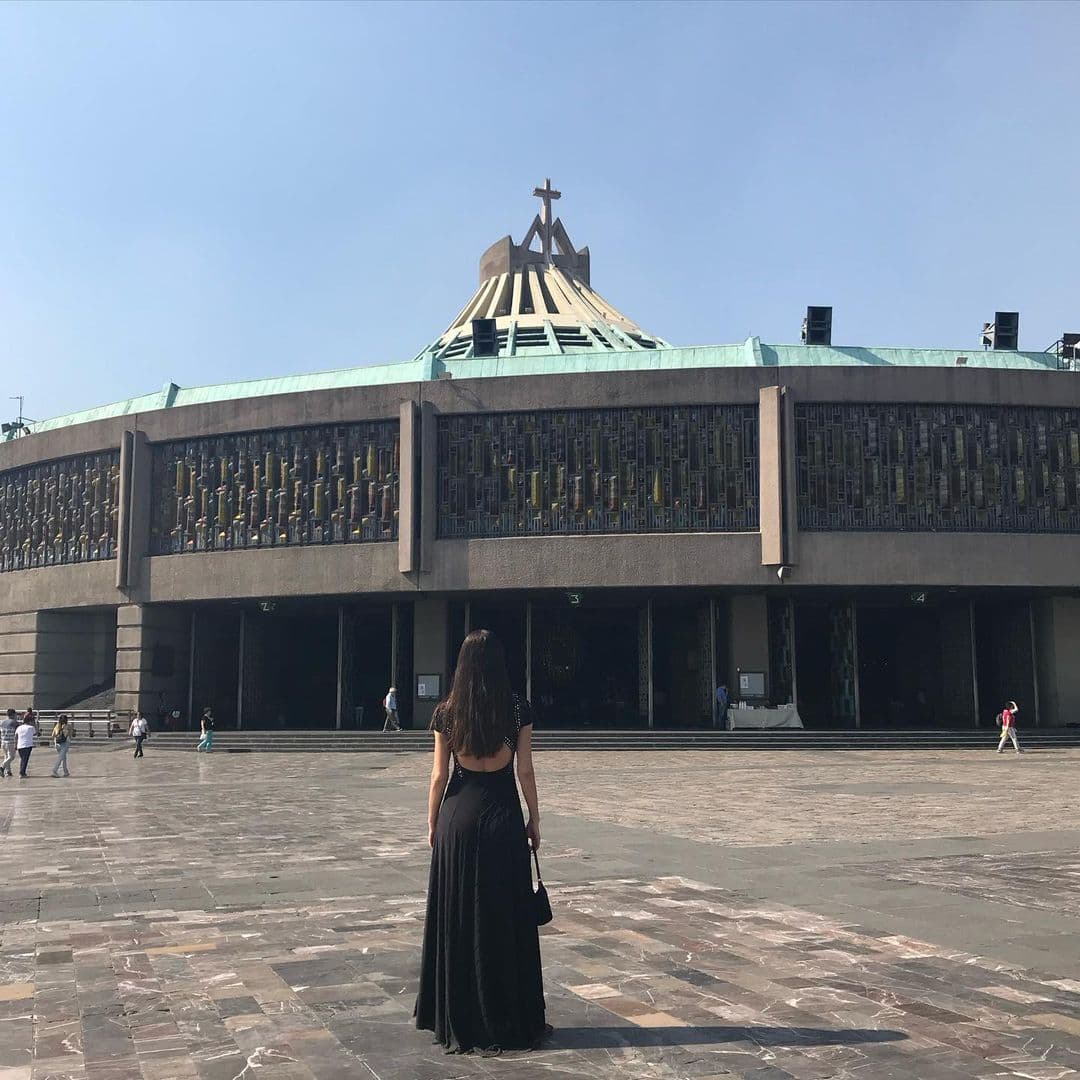 "Como el día que supe que mi amada Bella venia, y como te prometí llevártela cuando llegara a este mundo! Mi morenita aquí estoy una vez más a tus pies! Gracias por tu infinito amor", escribió Marlene Favela.