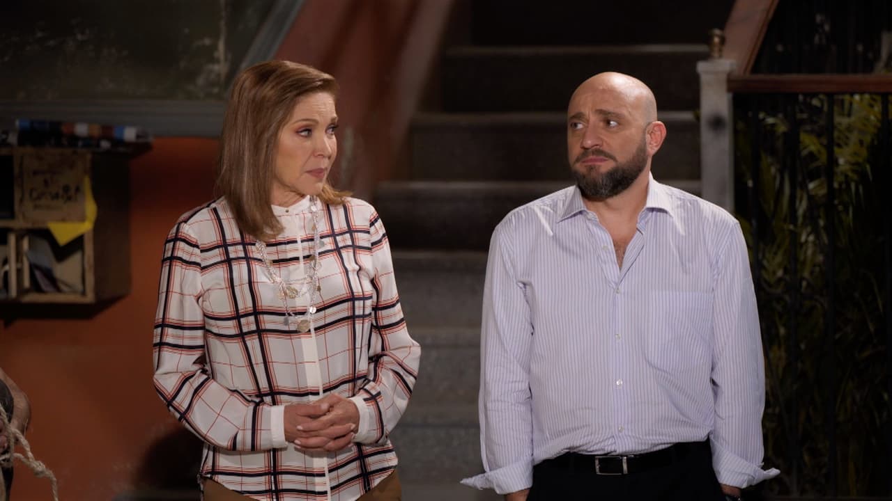 Ya sin fleco, con el cabello un poco más largo, lacio y blusas con telas ligeras.