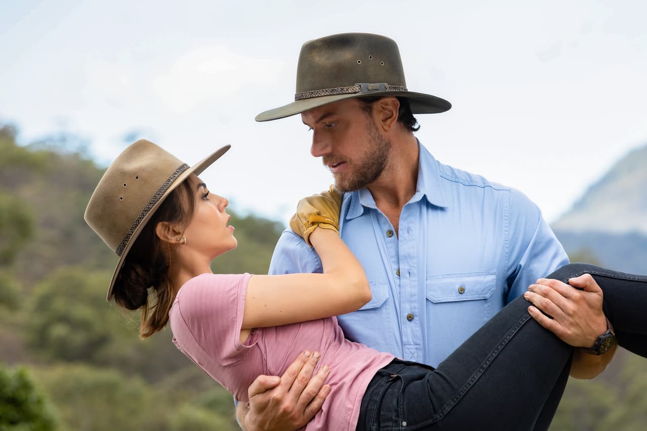 Victoria Justice como Lola y Adam Demos como Max.