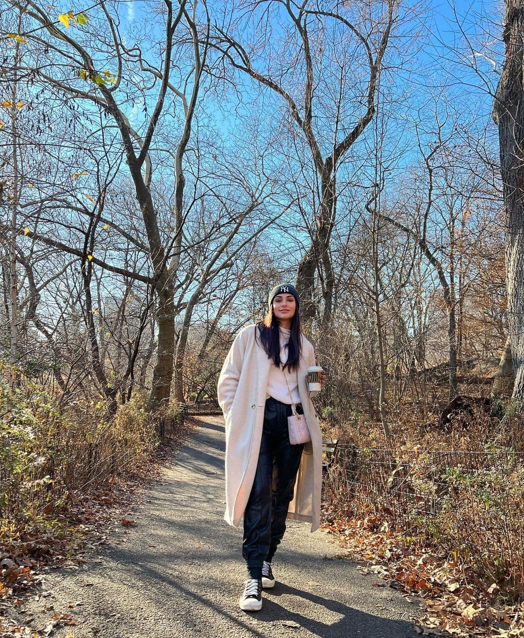 Renata Notni - Hace unos días, la actriz se dejó ver así por las calles de Nueva York ¡y no podíamos dejar que pasara desapercibida! pues este look es un acierto de pies a cabeza. Los pantalones tipo 'paper bag', el suéter blanco, la gabardina beige y, por supuesto, el gorrito de invierno del equipo local, le dan un estilo súper casual-trendy.