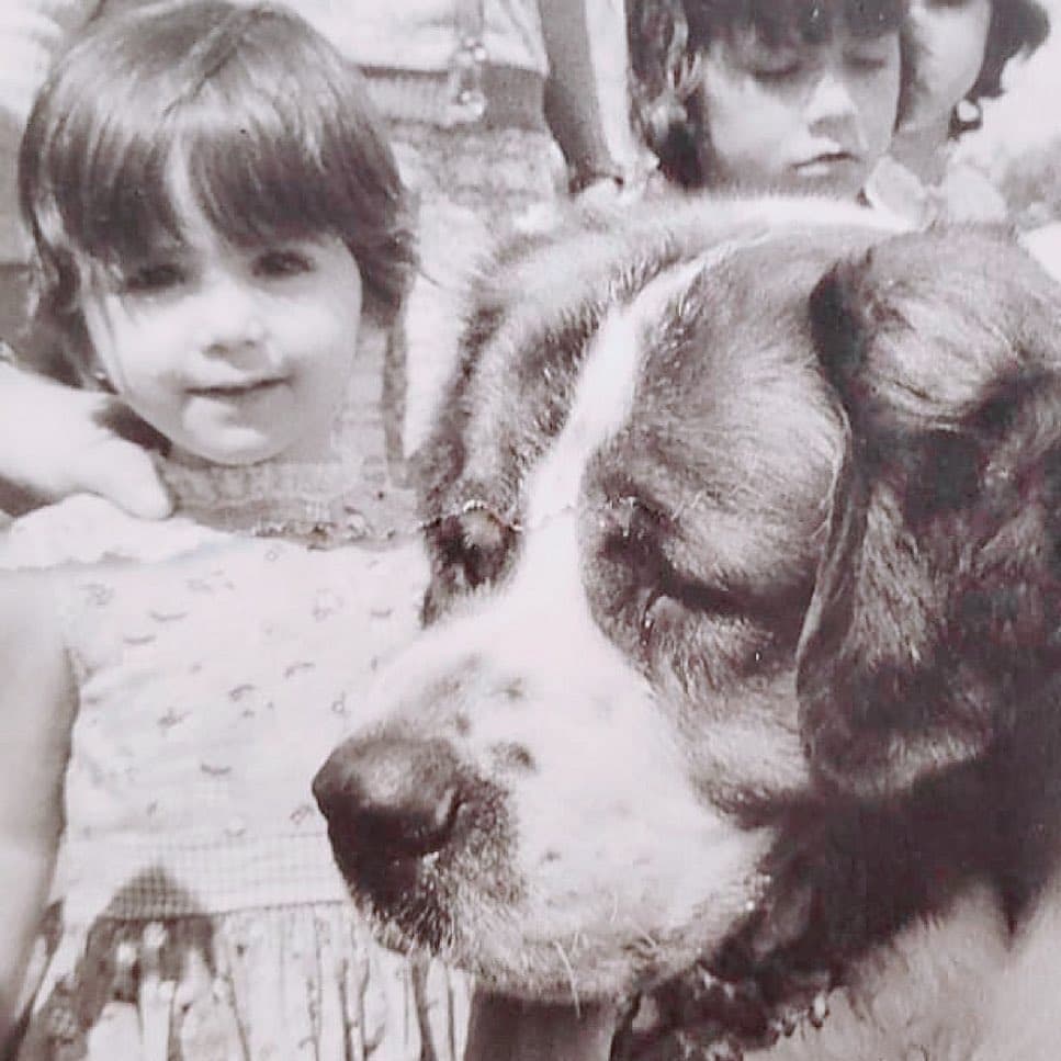 Pero las lágrimas llegaron cuando Andrea Legarreta habló sobre sus papás, quienes afirma siempre les enseñaron que las cosas buenas llegan con el trabajo e incluso que pese a no vivir en la opulencia, siempre trataron de darles o que pedían.