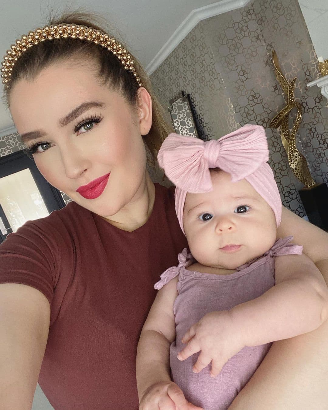 Larry Hernández y Kenia Ontiveros le dieron la bienvenida a su tercera hija en común en mayo pasado. Poco tiempo después, la pareja decidió abrir un perfil de Instagram para la pequeña, desde donde Dalett ha conquistado a los internautas por sus ojos y su tierna sonrisa.
