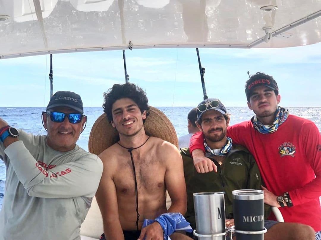 Pero así como disfruta de las alturas, también le encanta pasear por el mar junto a su padre, Michel Kuri, quien desde muy pequeño le enseñó a pescar, actividad que, hasta la fecha, realiza con él.