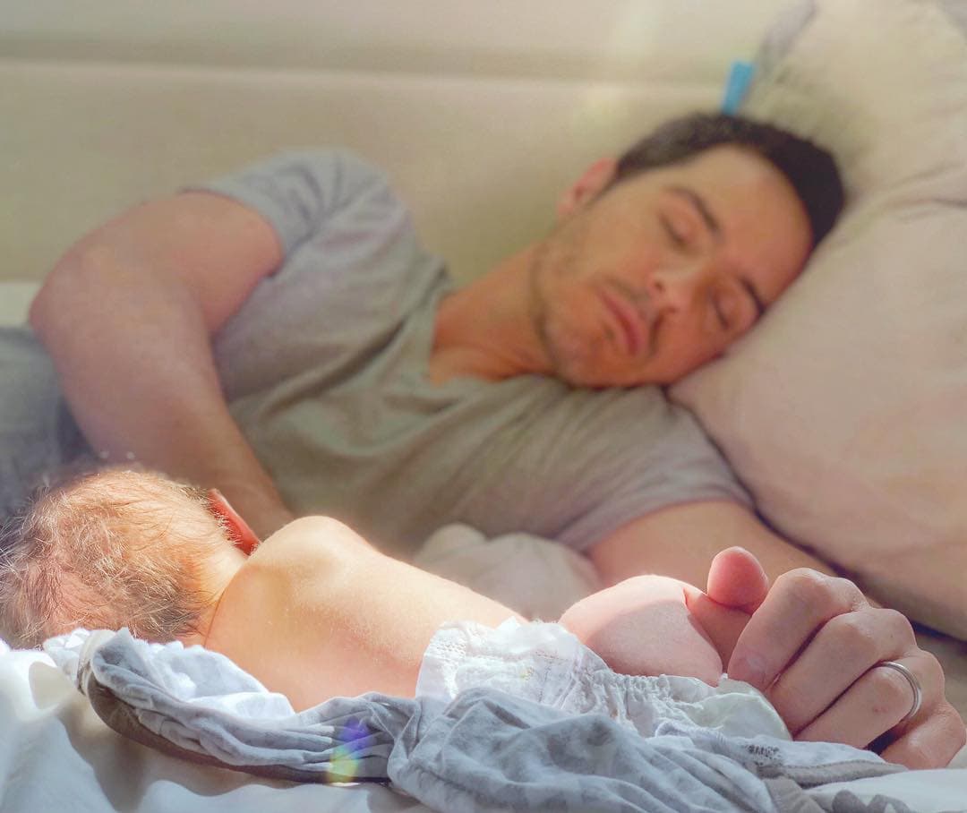 Papa e hija tomaron su primera siesta.