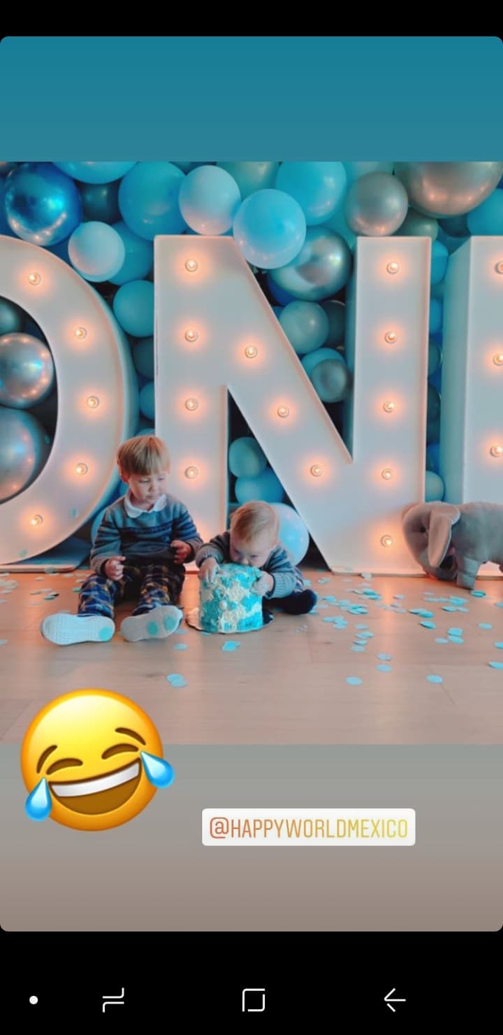 “Qué hermosa sorpresa… Mil gracias”, sentenció Anahí, quien después dejó ver que Manuel se unió al festejo de su hermano, quien terminó mordiendo el pastel.