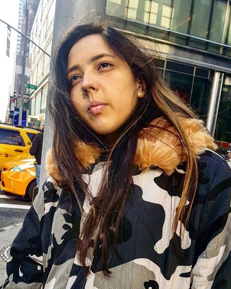 “Me siento grande por ti. Me inspiras a vivir. Me inspiras a ver lo bonito de la vida. Me inspiras a luchar por mis sueños. Me inspiras a ser noble. Me inspiras a ser paciente. Me inspiras y me retiras de la maldad y de toda oscuridad con tu luz que irradia un amor tan puro y sincero que no existen palabras para describirlo. ¡Eres una guerrera! Hoy termina una etapa y empieza otra mejor”, precisó.