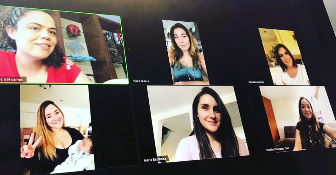 A finales de julio, Zoraida Gómez celebró su primer baby shower junto a Dulce María, Sherlyn, Criselle y otras amigas. Las imágenes del evento virtual, fueron compartidas por la hermana de Sherlyn. “Baby shower de @zoraidagomezmx en tiempos de COVID… Las amo, siempre unidas y con la mejor actitud ante todo”, apuntó en Instagram.