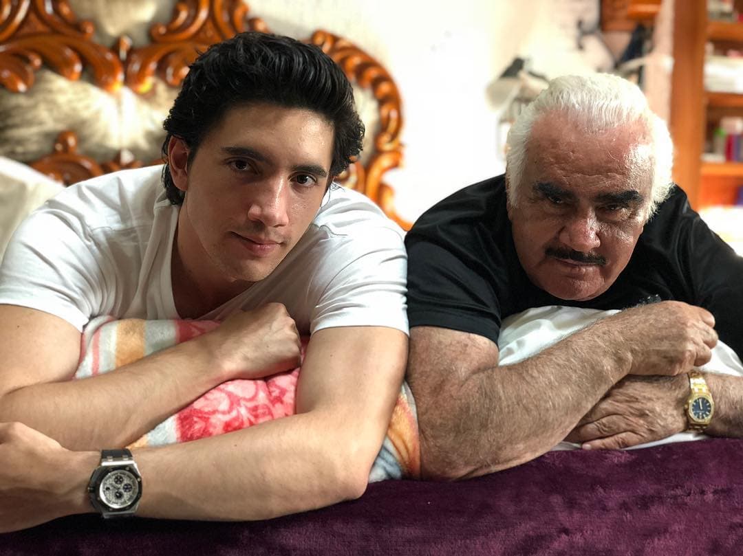 Alex Jr. además se lleva bien con su abuelo Vicente Fernández.