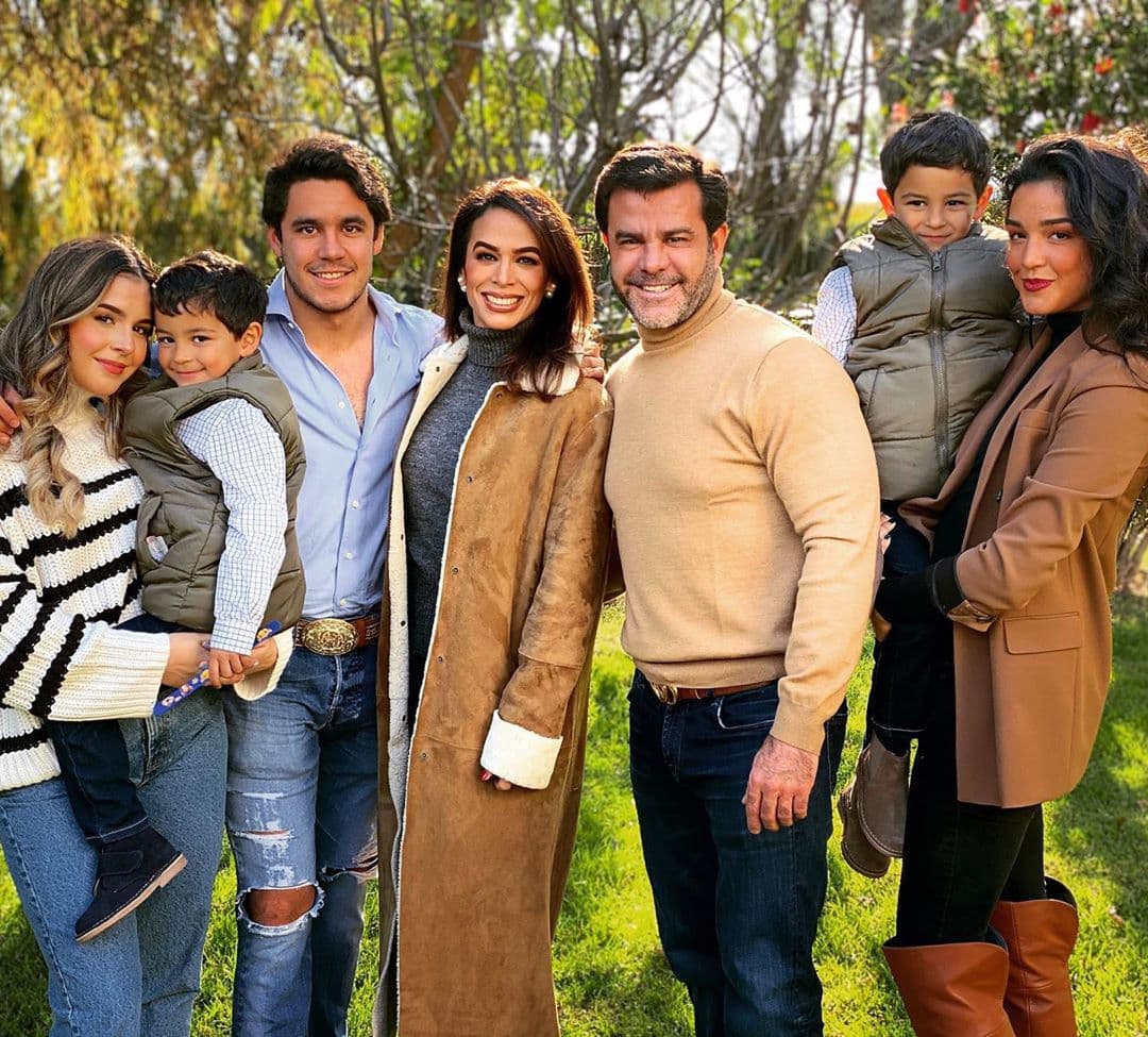 Confunden a hijo de Biby Gaytán con Eduardo Capetillo por foto con hermanos y por cantar en la calle