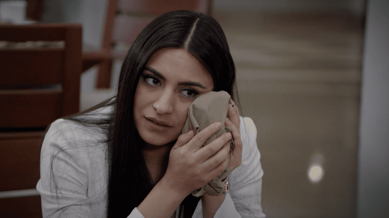 Alejandra solo se llevó un gran susto, lo que en verdad la lastimó fue el beso que le robó Carlos frente a Ricardo.