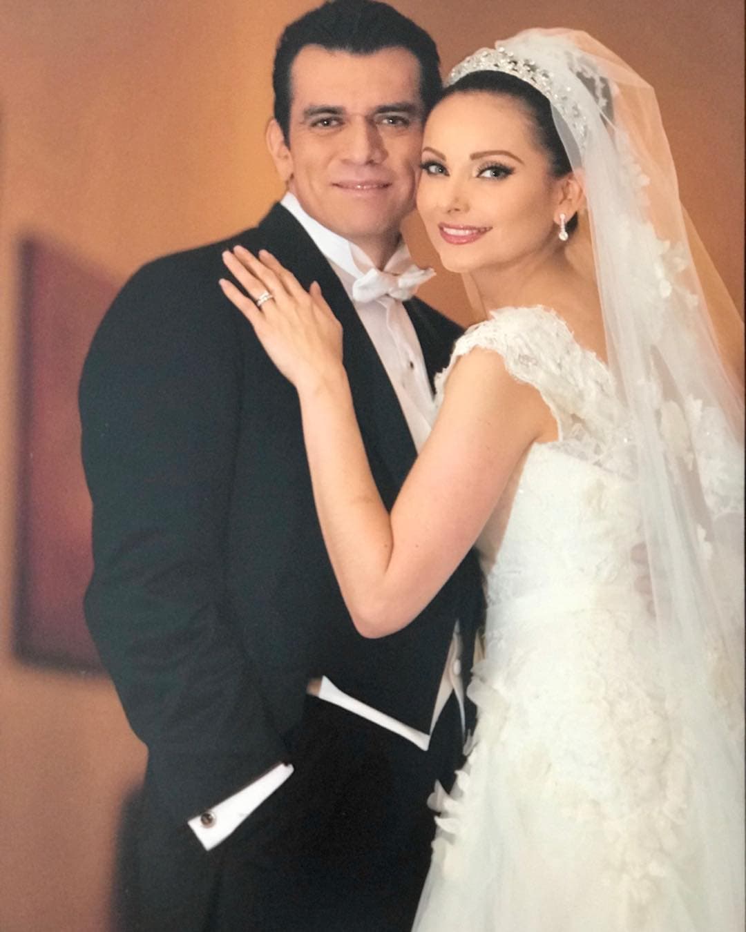 Tras terminar la telenovela 'Fuego en la Sangre' en 2009, Jorge Salinas y Elizabeth Álvarez comenzaron a salir. En 2011, la pareja unió su vida en matrimonio y en diciembre de 2015 recibieron a sus mellizos León y Máxima.