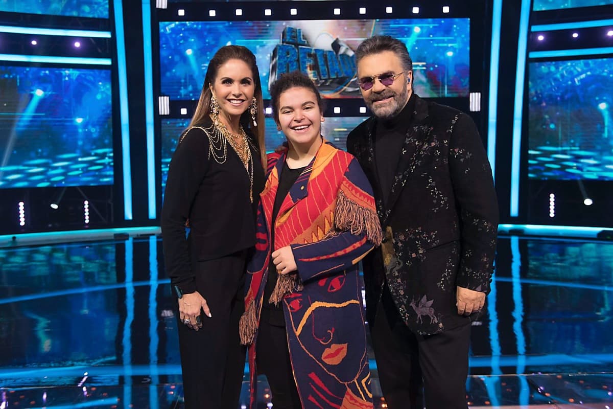 Lucerito Mijares aparece como nunca antes y opaca a sus papás en pleno concierto