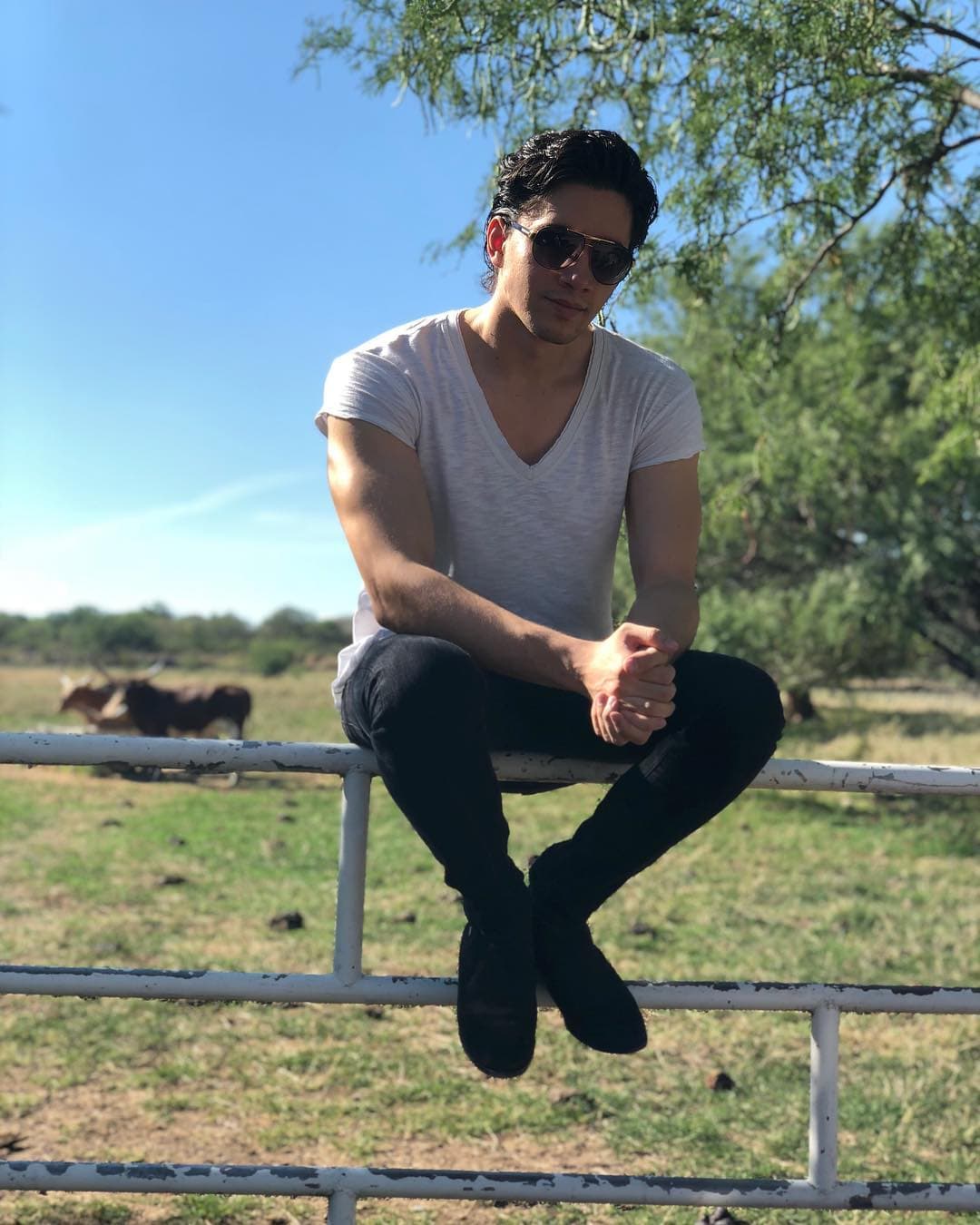 Alejandro su primer hijo, es fruto de su primer y único matrimonio con la tapatía América Guinart.