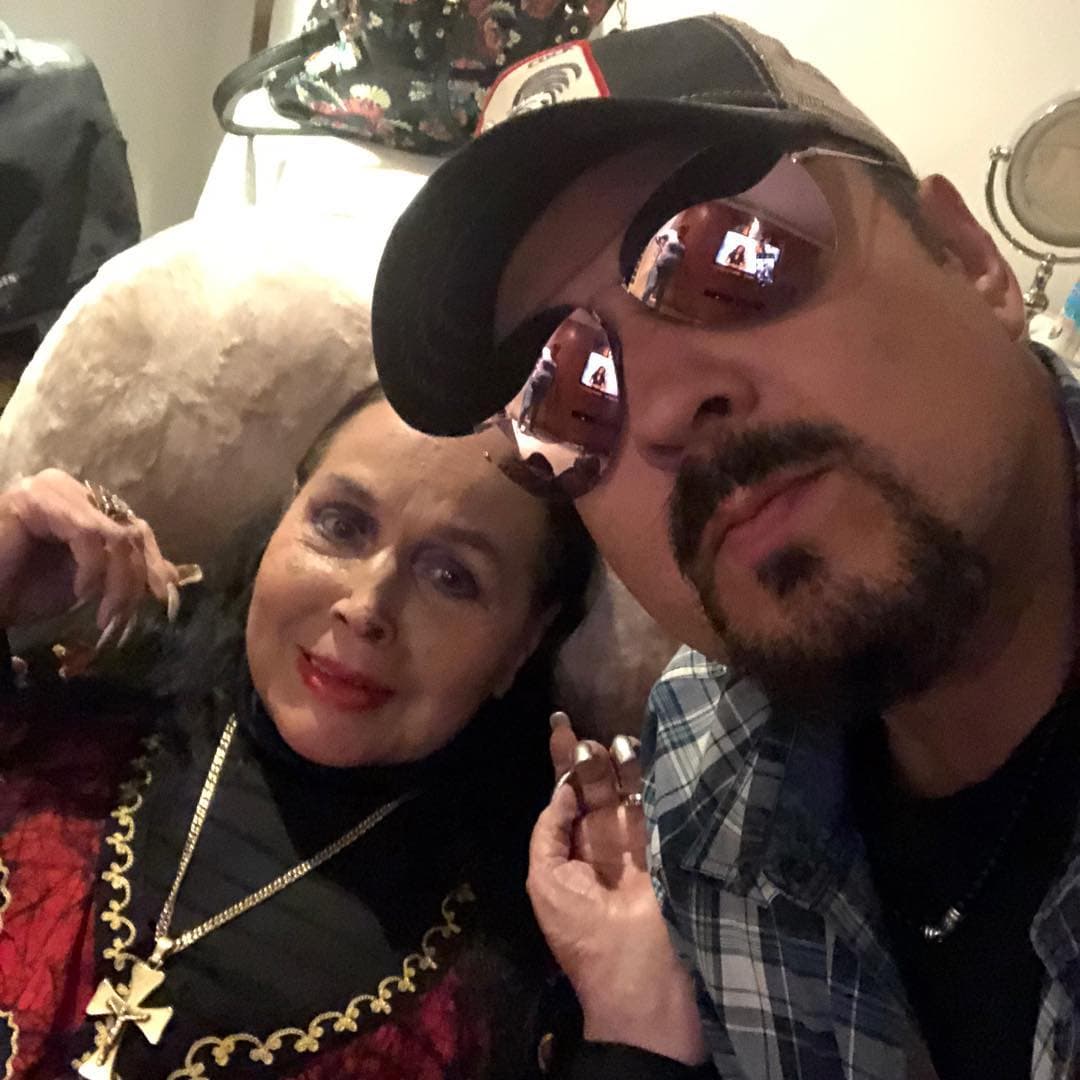 Tras el anuncio, Pepe Aguilar también dejó ver el otro homenaje que le hizo a su madre a dos días de su muerte, y es que el cantante compartió en su canal de YouTube una de las últimas entrevistas que concedió Flor Silvestre para el documental que hizo su nuera Aneliz Álvarez.
