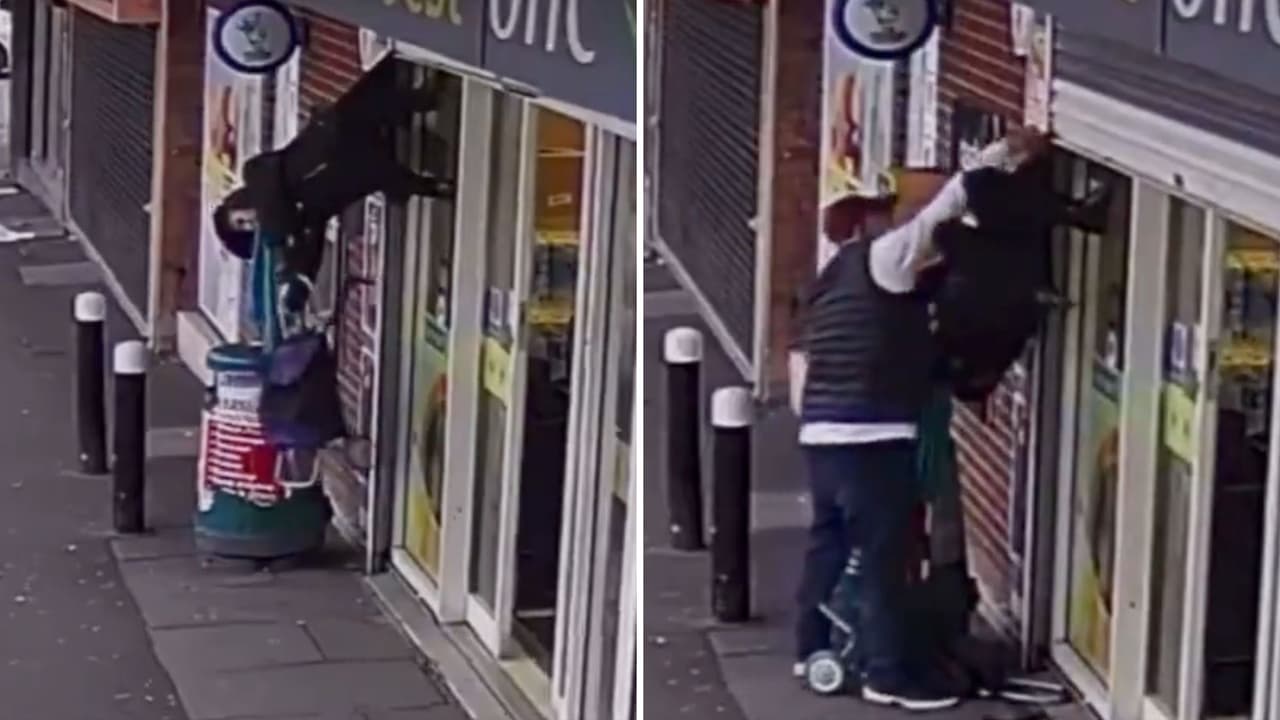 Mujer queda colgada de la cortina metálica de un supermercado, ¿cómo le pasó eso?