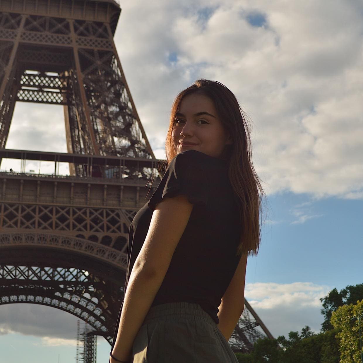 En redes sociales, la joven deja ver que una de sus pasiones es viajar, hecho que presume con fotos desde la playa, en yates y frente a famosos lugares turísticos como la Torre Eiffel.