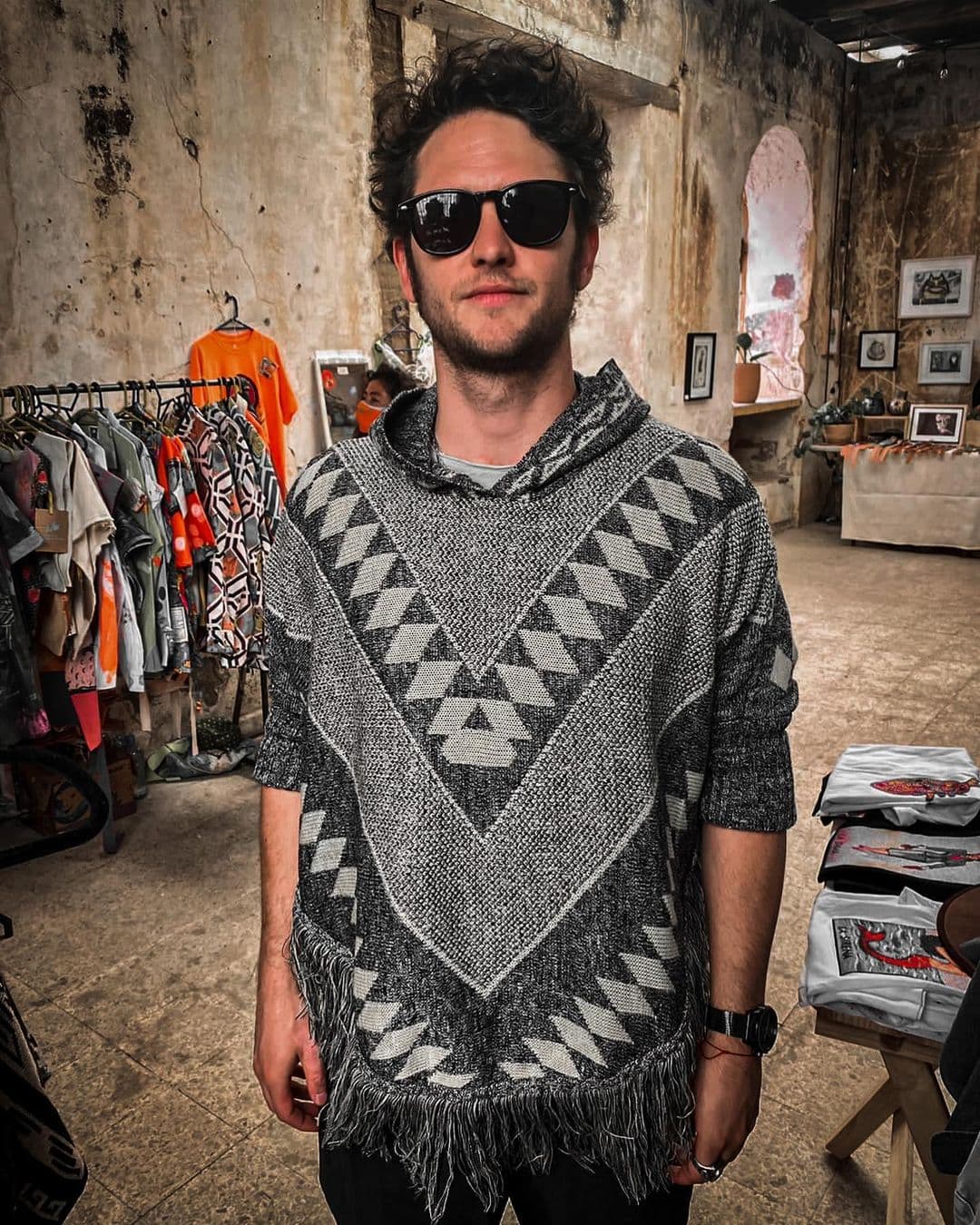 Un estilo completamente distinto a los anteriores pero aún así, encantador. Esta foto la compartió el actor en una visita que hizo a Oaxaca, lugar que aseguró, desde niño guarda historia con ´él. Usando una sudadera tipo poncho con tejidos y diseños típicos de la región en color gris, el actor dio cátedra de cómo se puede combinar el arte y legado cultural con la comodidad y sencillez, ¡eso Chris!