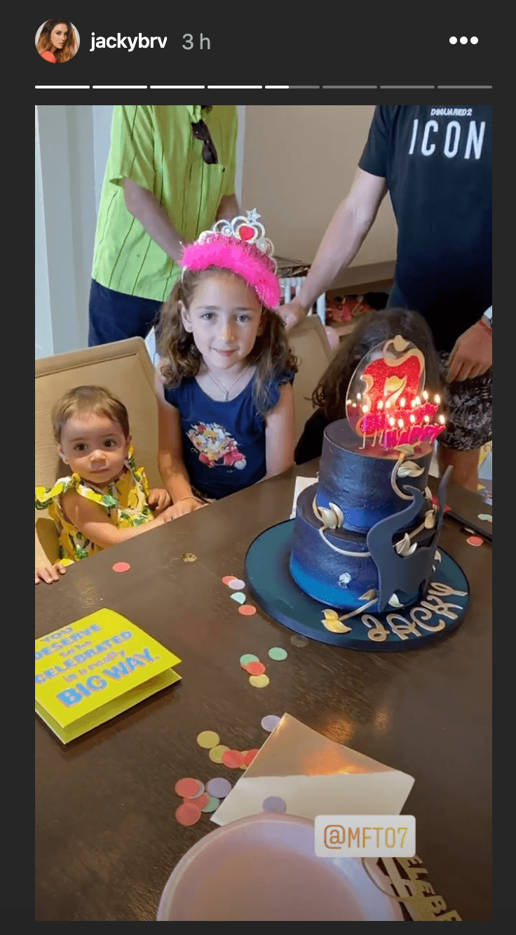 Ya que el cumpleaños de la pequeña Jacky ocurrió en medio de una pandemia, los únicos asistentes a la celebración fueron sus hermanas -Renata, Carolina, Emilia y Paula- y sus abuelos, los papás de la conductora de Netas Divinas.
