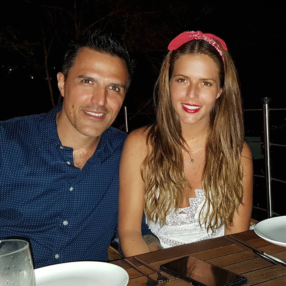 Luego de cinco años de noviazgo, Billy Rovzar sorprendió a Claudia Álvarez con la propuesta de matrimonio, en la que familiares y amigos cercanos fueron testigos.