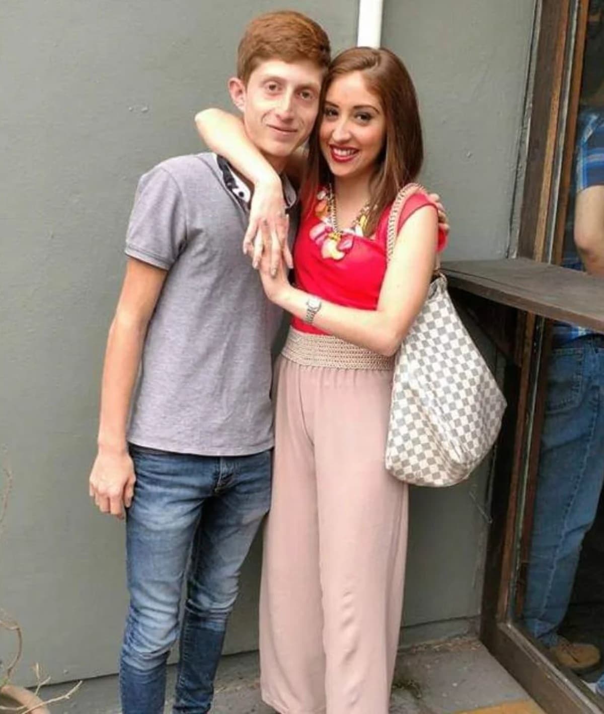 Hermana de Octavio Ocaña se compromete y presume el lujoso anillo de compromiso